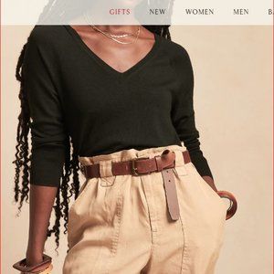 LINA MERINO V-NECK BLACK SWEATER. Size Small.